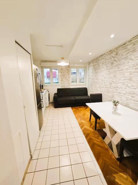 Mini-Studio Avec Kitchenette Ou Chambre Confort Avec Frigo Et Tv - Parking En Option Sur Resa ! Chaville Exterior photo