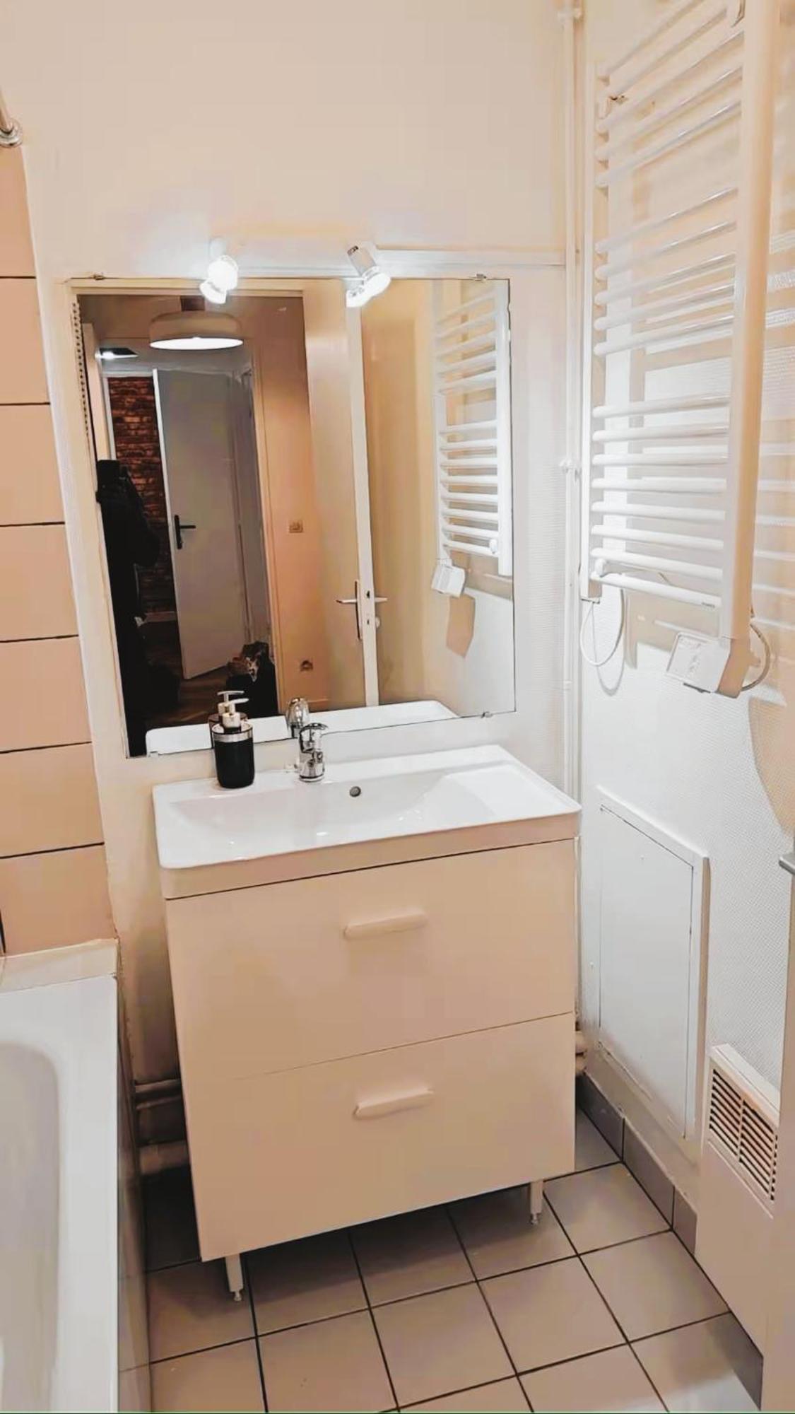 Mini-Studio Avec Kitchenette Ou Chambre Confort Avec Frigo Et Tv - Parking En Option Sur Resa ! Chaville Exterior photo