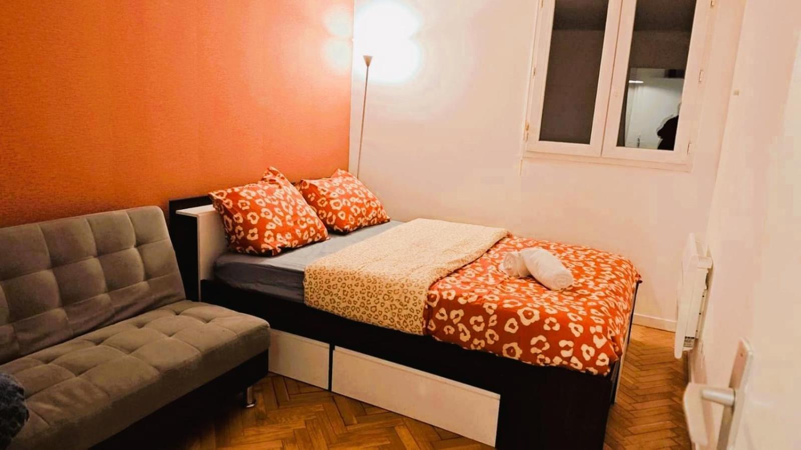 Mini-Studio Avec Kitchenette Ou Chambre Confort Avec Frigo Et Tv - Parking En Option Sur Resa ! Chaville Exterior photo